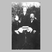 109-0051 Ernst Schroeder mit seinen Eltern im Jahre 1914.jpg